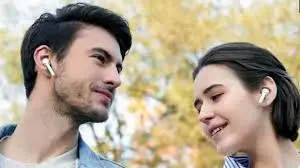 imagen hombre y mujer con airpods