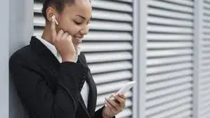 imagen mujer airpods